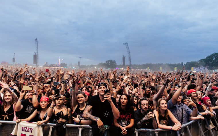 The crowd during Limp Bizkit