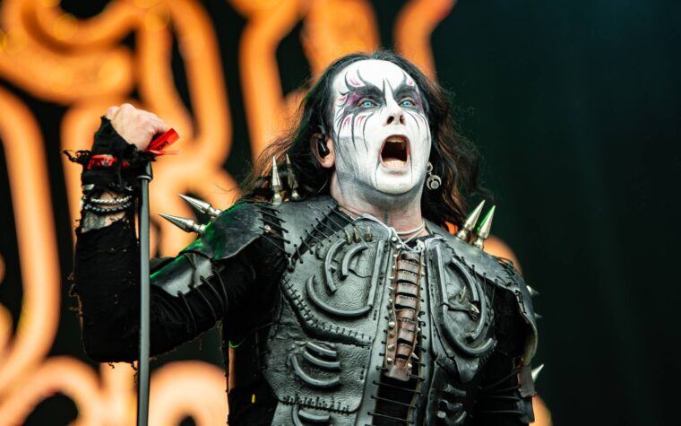 Cradle of Filth Dani Filth partage son « côté de l'histoire » alors que les membres quittent le « comportement non professionnel »