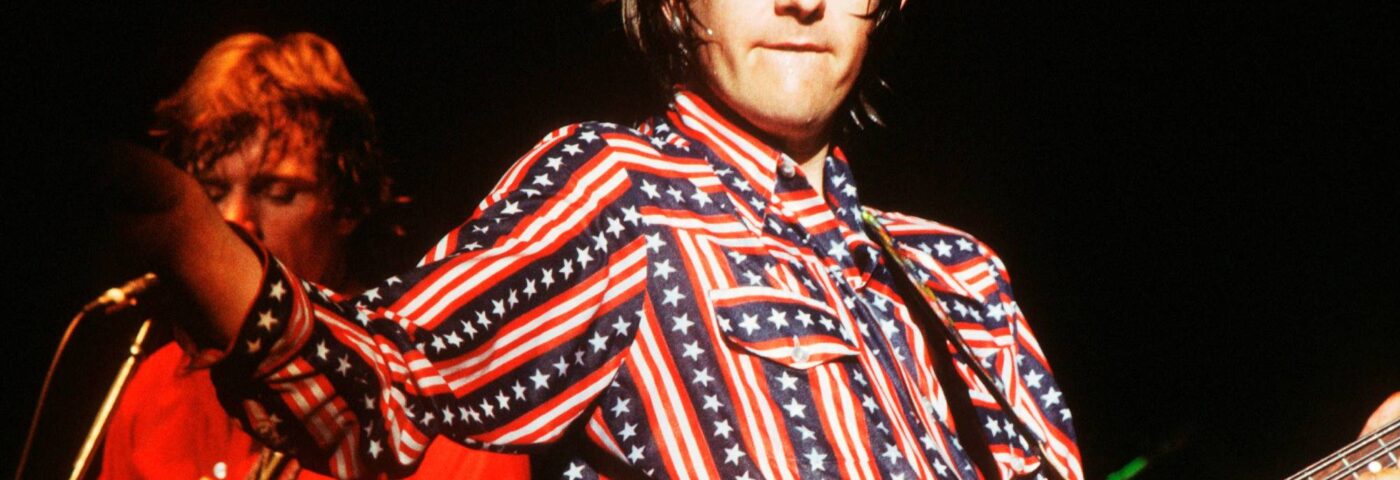 Dave Edmunds à l'hôpital après un « arrêt cardiaque majeur » avec « des lésions cérébrales et une grave perte de mémoire »