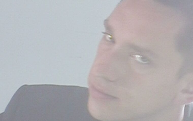 Découvrez le nouveau single ludique d'Oliver Sim `` Obsession ''