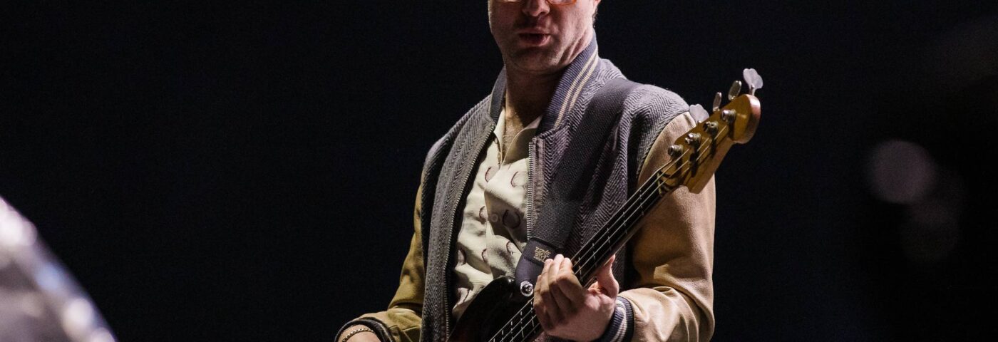 Ex-Maron 5 bassiste Mickey Madden accusé de violence domestique et d'adolescente sexuelle