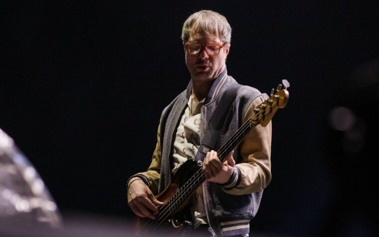 Ex-Maron 5 bassiste Mickey Madden accusé de violence domestique et d'adolescente sexuelle
