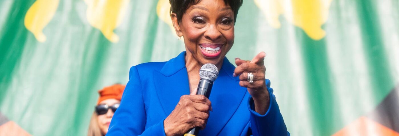 Gladys Knight dit qu'elle est « en bonne santé et heureuse » après que son fils accuse son mari de maltraitance aîné