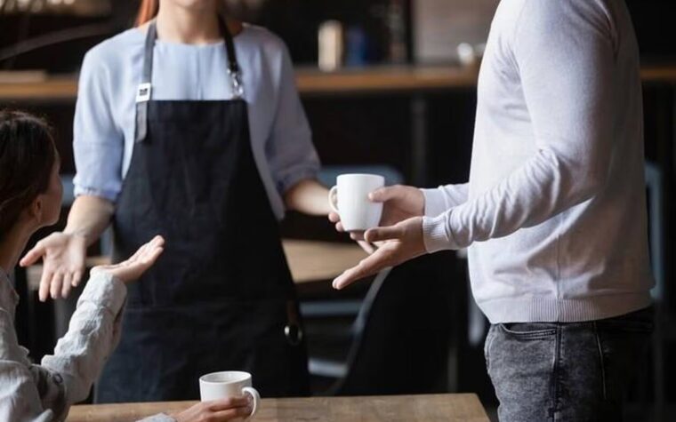 Il trouvait son café trop cher et il appelle la police et obtient gain de cause