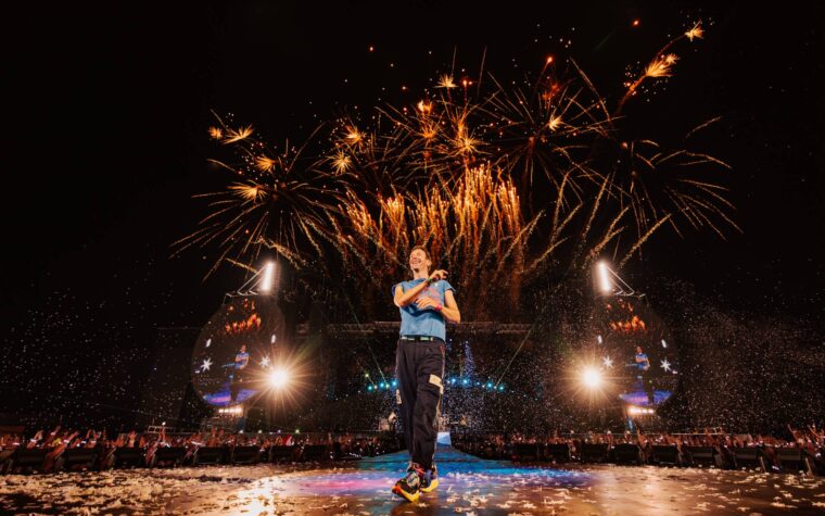 Regardez Simon Pegg rejoindre Coldplay au stade Wembley de Londres