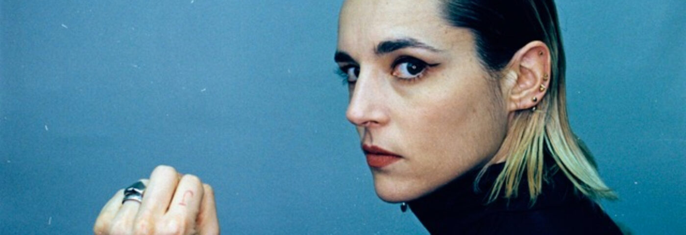 Jehnny Beth repose sur «Rot de cerveau causée par un défilement de téléphone sans fin» sur un nouveau single implacable «Haute résolution Sadness»