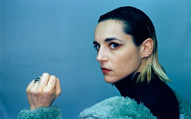 Jehnny Beth repose sur «Rot de cerveau causée par un défilement de téléphone sans fin» sur un nouveau single implacable «Haute résolution Sadness»