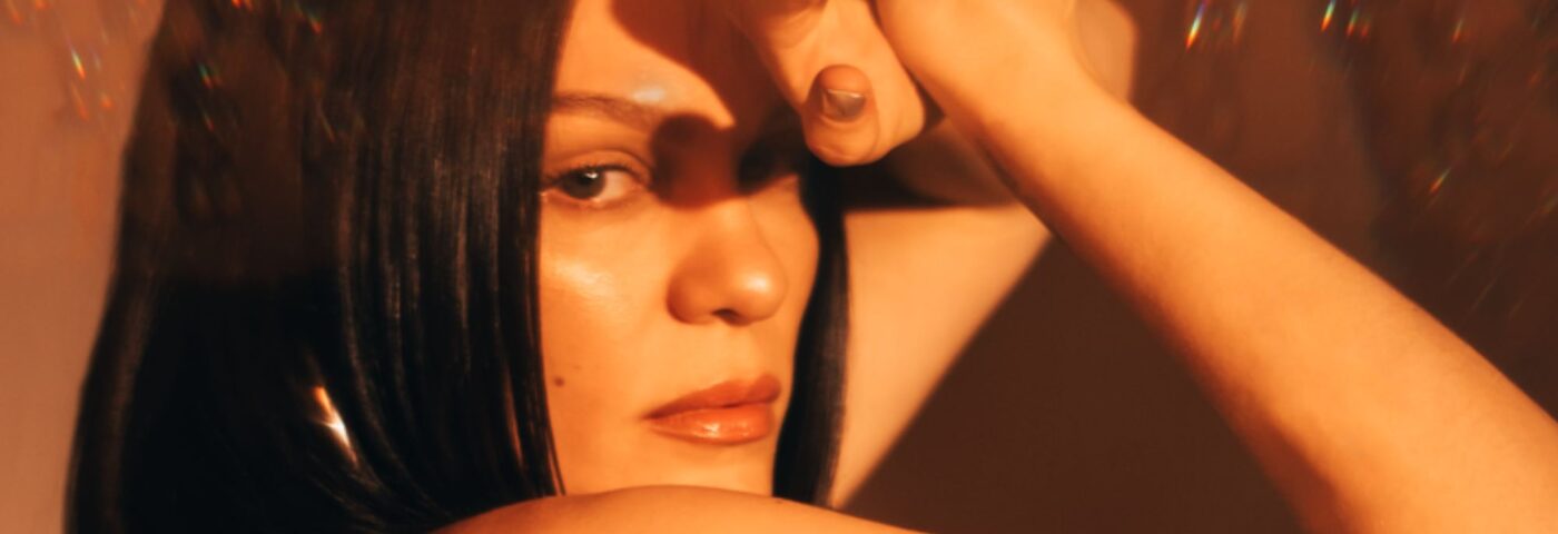 Jessie J partage le nouveau single «  croire en magie '' tandis que « frustré et triste » pour annuler et reporter les dates de visite avant la chirurgie du cancer du sein Jessie J partage le nouveau single «  croire en magie '' tandis que « frustré et triste » pour annuler et reporter les dates de visite avant la chirurgie du cancer du sein