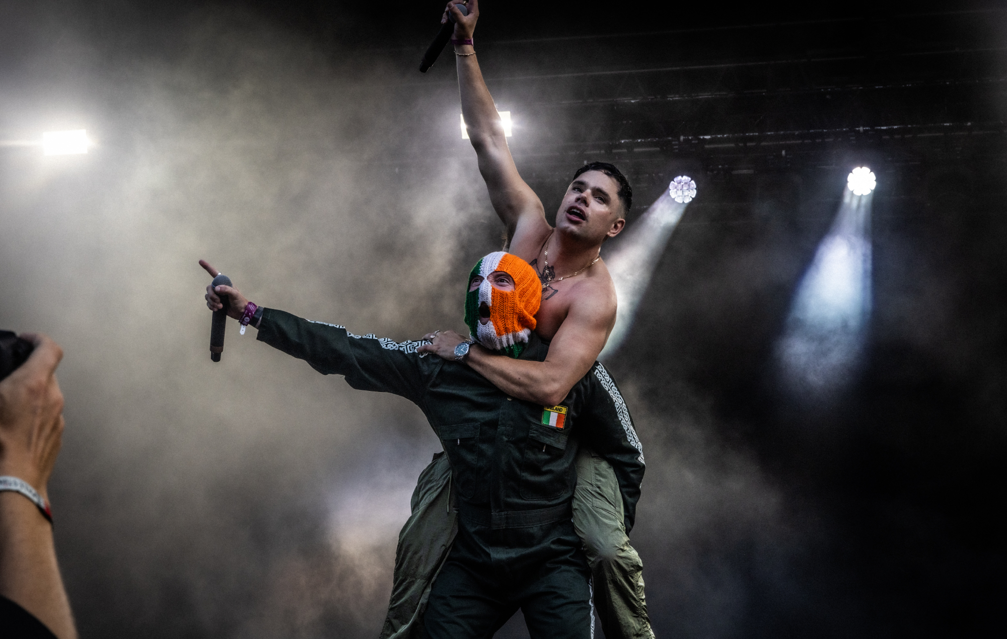 Knececap se produisant en direct à Øya 2025