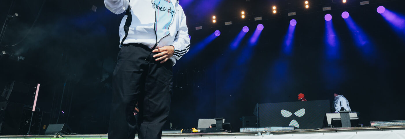 Knececap critique le gouvernement norvégien pour « permettre le génocide » à Gaza pendant le set Øyafestivalin Knececap critique le gouvernement norvégien pour « permettre le génocide » à Gaza pendant le set Øyafestivalin