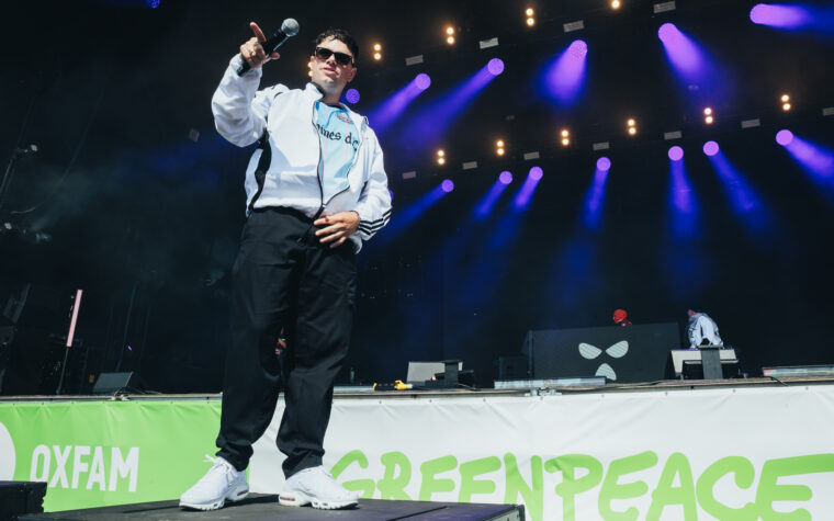 Knececap critique le gouvernement norvégien pour "permettre le génocide" à Gaza pendant le set Øyafestivalin