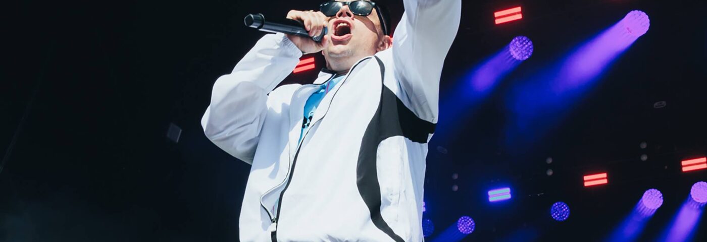 Le Móglaí Bap de la Kneceecap mène le chant de « Palestine » libre lors de l'apparence surprise à Féile et Phobail