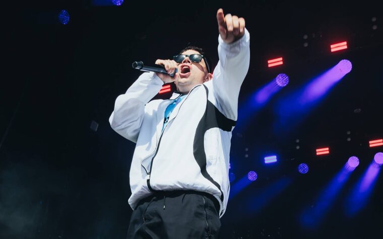 Le Móglaí Bap de la Kneceecap mène le chant de "Palestine" libre lors de l'apparence surprise à Féile et Phobail