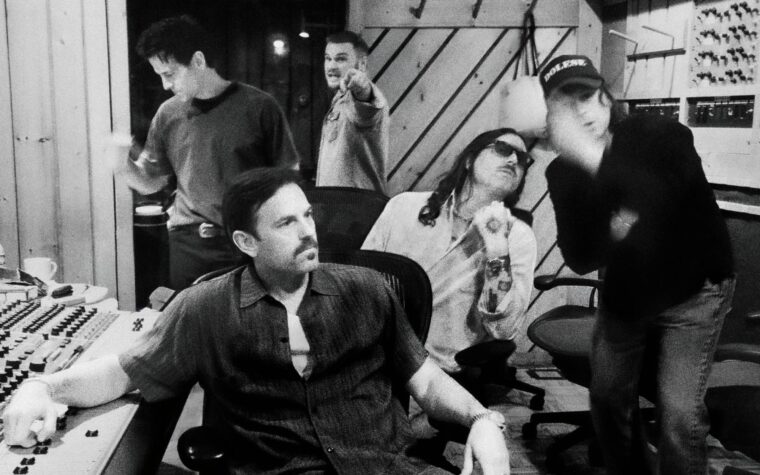 Les rois de Leon apportent «Vibey, Good Times» sur le nouveau single `` Nous sommes sur quelque chose », avec Zach Bryan