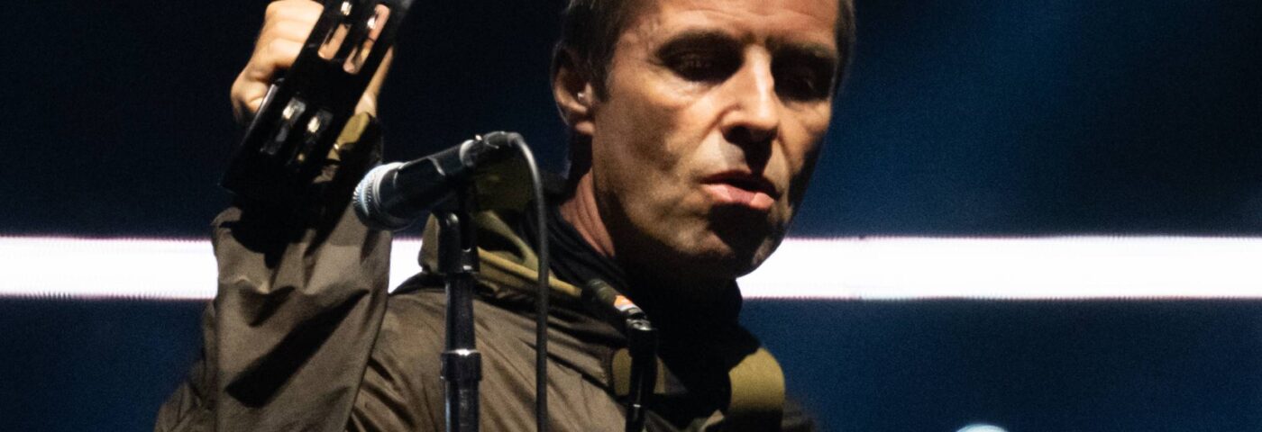 Liam Gallagher fait semblant de renifler avant d'entrer dans les coulisses de Portaloo en clip viral effronté