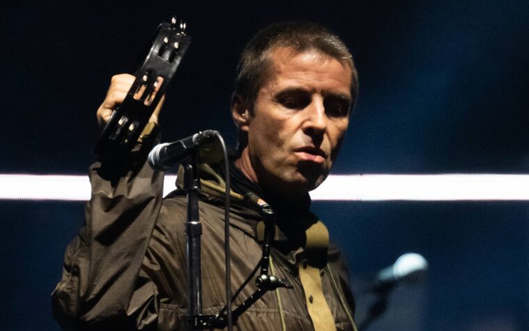 Liam Gallagher fait semblant de renifler avant d'entrer dans les coulisses de Portaloo en clip viral effronté
