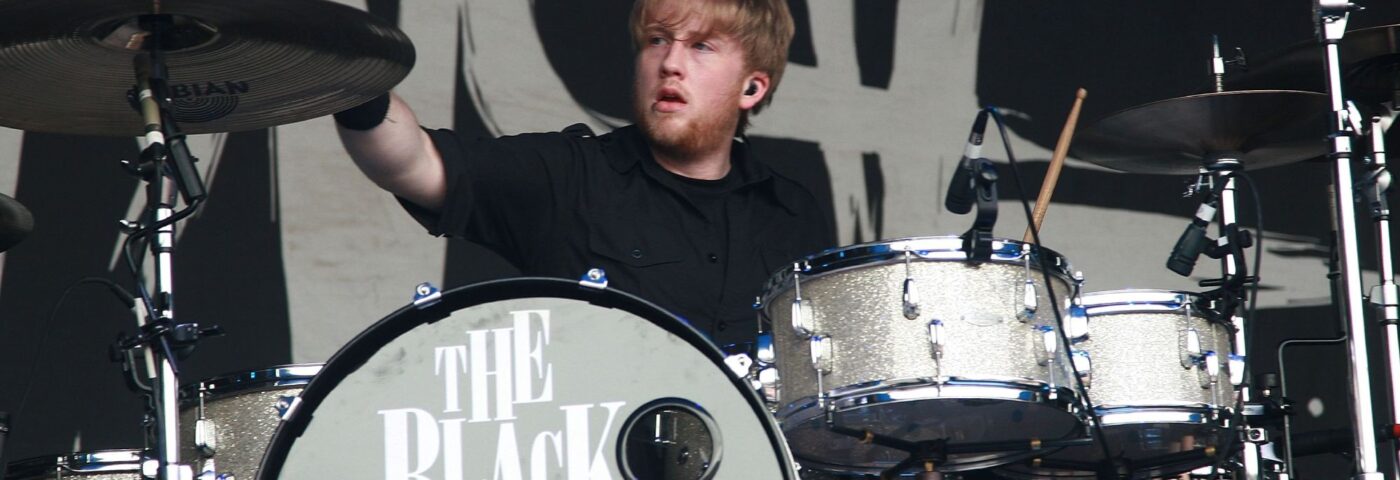 Ma romance chimique rend hommage à l'ancien batteur de défunt Bob Bryar dans sa ville natale