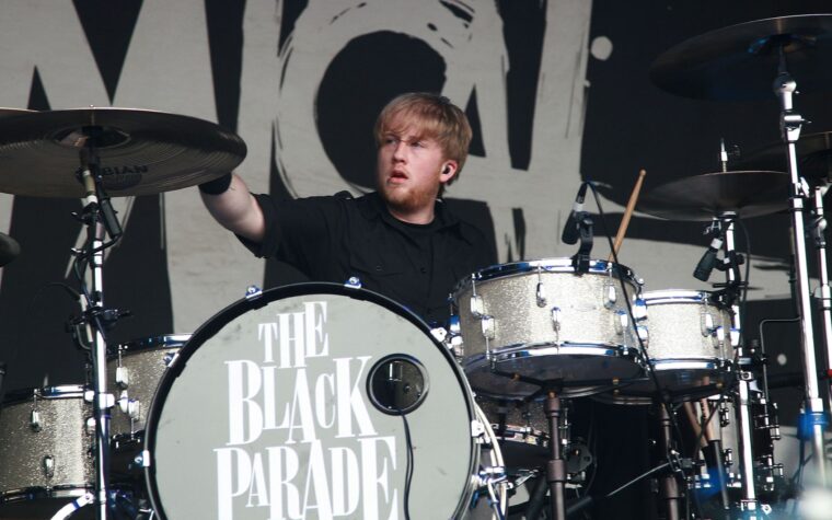 Ma romance chimique rend hommage à l'ancien batteur de défunt Bob Bryar dans sa ville natale