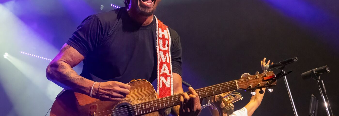 Michael Franti nie les allégations d'abus sexuelles de Victoria Canal après l'annulation de Soulshine Cruise