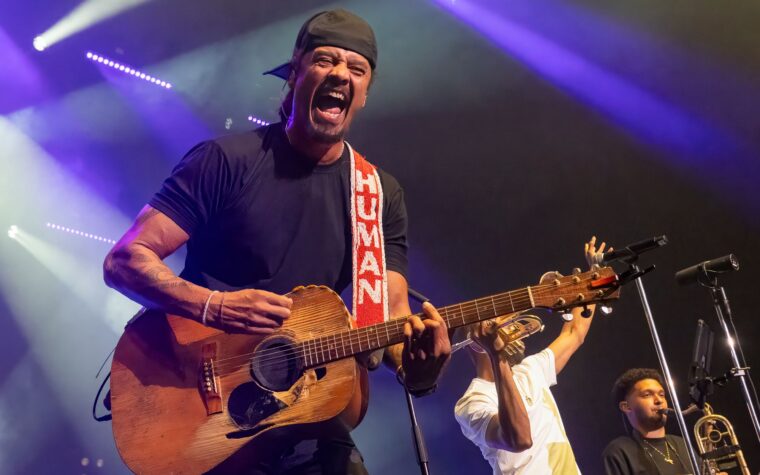 Michael Franti nie les allégations d'abus sexuelles de Victoria Canal après l'annulation de Soulshine Cruise
