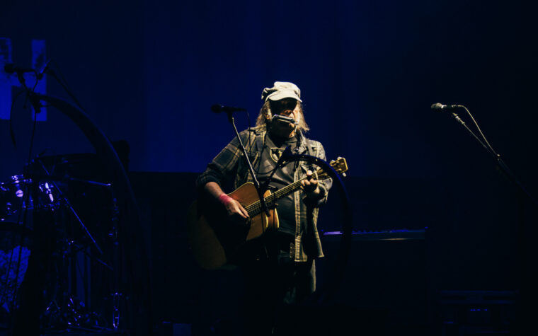 Neil Young quitte Facebook sur "l'utilisation déraisonnable des chatbots de Meta avec les enfants"