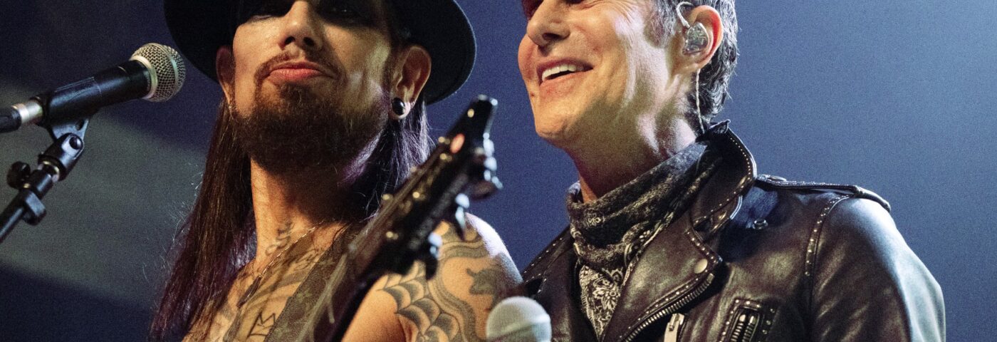 On dirait que la dépendance de Jane se poursuivant comme un groupe sans Perry Farrell après un combat sur scène On dirait que la dépendance de Jane se poursuivant comme un groupe sans Perry Farrell après un combat sur scène