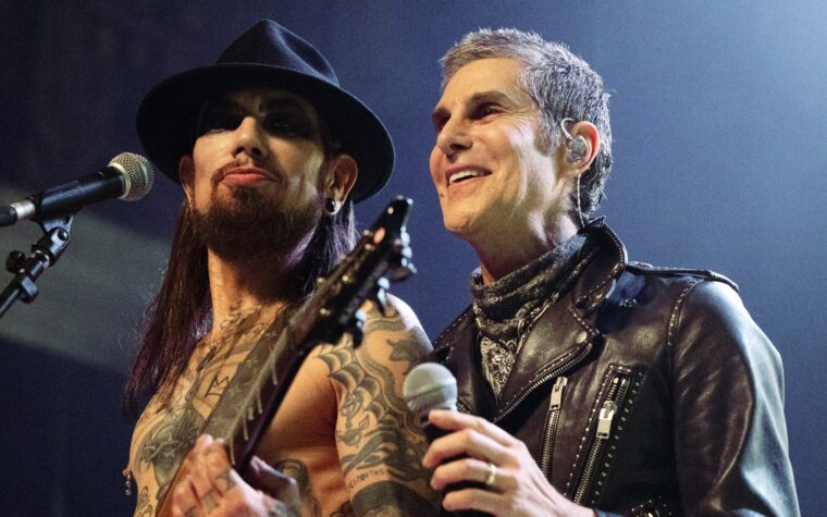 On dirait que la dépendance de Jane se poursuivant comme un groupe sans Perry Farrell après un combat sur scène