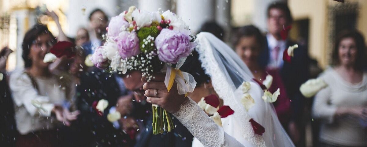 Pendant le mariage de son fils une femme découvre que la mariée est sa propre fille Pendant le mariage de son fils une femme découvre que la mariée est sa propre fille