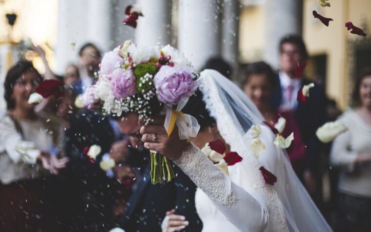 Pendant le mariage de son fils une femme découvre que la mariée est sa propre fille