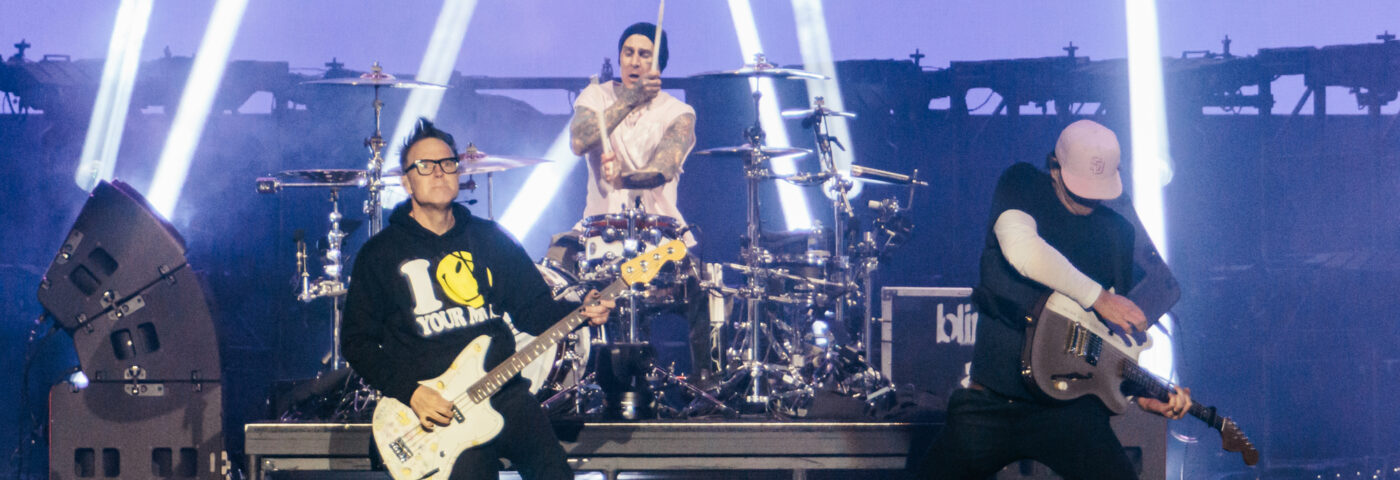 Regardez Blink-182 dépoussiérer les favoris et les raretés des fans pour la première fois en plus de 10-25 ans alors qu'ils lancent la tournée «  missionnaire impossible ''