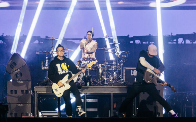Regardez Blink-182 dépoussiérer les favoris et les raretés des fans pour la première fois en plus de 10-25 ans alors qu'ils lancent la tournée `` missionnaire impossible ''