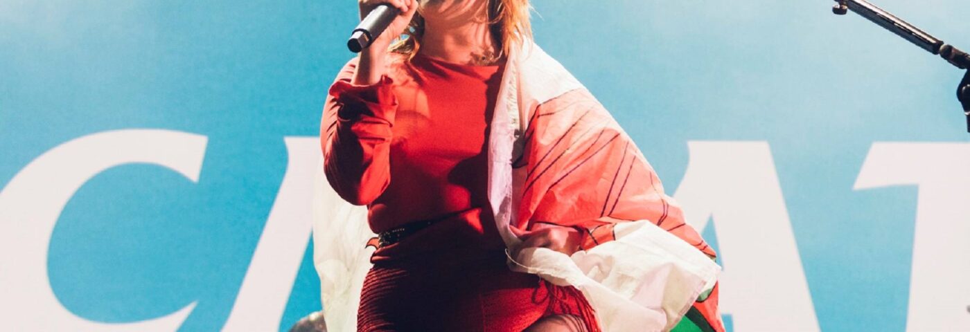 Regardez CMAT interprète une couverture tapageuse de Catatonia Classic 'Road Rage' au Green Man Festival 2025