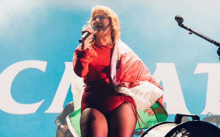 Regardez CMAT interprète une couverture tapageuse de Catatonia Classic 'Road Rage' au Green Man Festival 2025