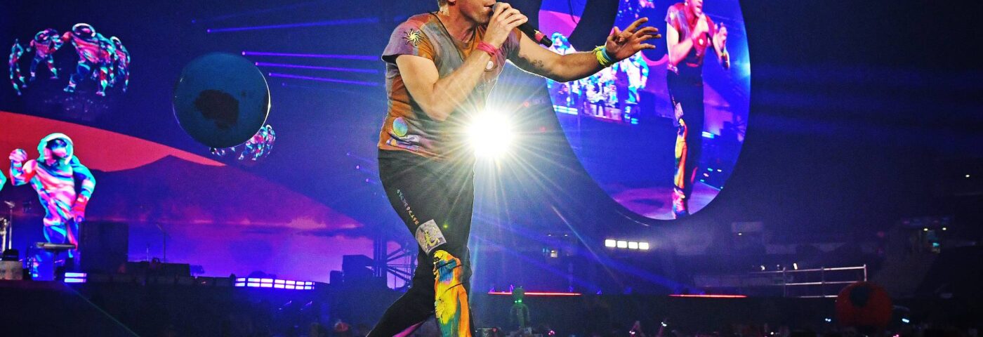 Regardez Coldplay rendre hommage à Oasis et faire filer les fans alors qu'ils lancent la résidence du stade Wembley
