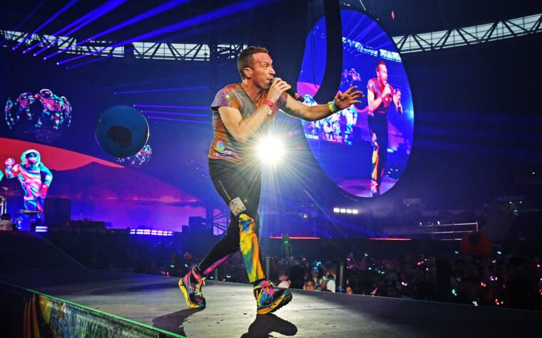 Regardez Coldplay rendre hommage à Oasis et faire filer les fans alors qu'ils lancent la résidence du stade Wembley