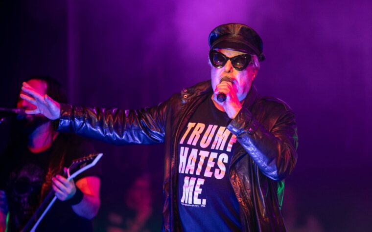 Regardez Jello Biafra rejoindre King Gizzard et The Lizard Wizard pour une couverture du «camion de police» mort Kennedys