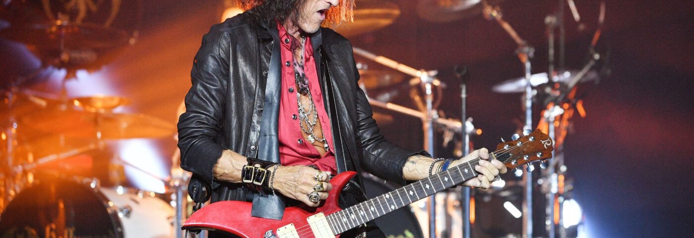 Regardez Joe Perry jouer à Aerosmith Classics avec des membres de The Black Crowes et plus encore