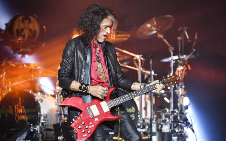Regardez Joe Perry jouer à Aerosmith Classics avec des membres de The Black Crowes et plus encore