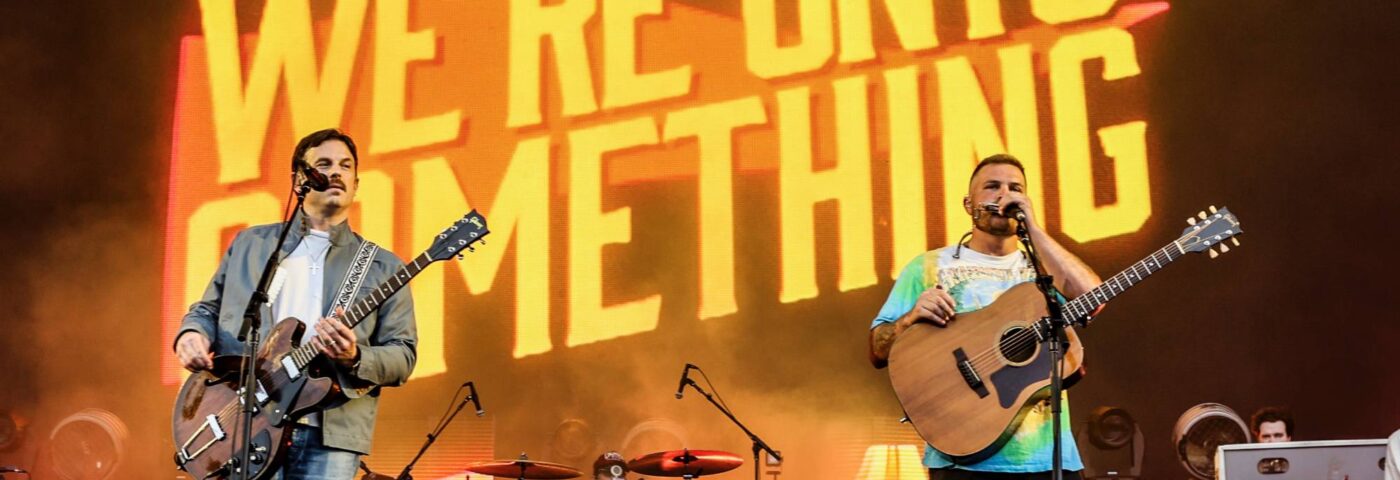 Regardez Kings of Leon faire ses débuts sur la nouvelle chanson «  Nous sommes sur quelque chose 'Live with Zach Bryan