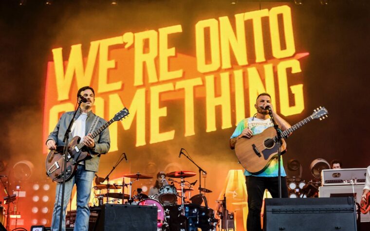 Regardez Kings of Leon faire ses débuts sur la nouvelle chanson `` Nous sommes sur quelque chose 'Live with Zach Bryan