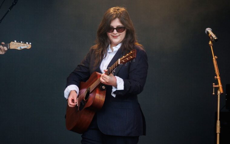 Regardez Lucy Dacus rejoindre les Killers pour «Read My Mind» au Festival 2025 de l'Osheaga