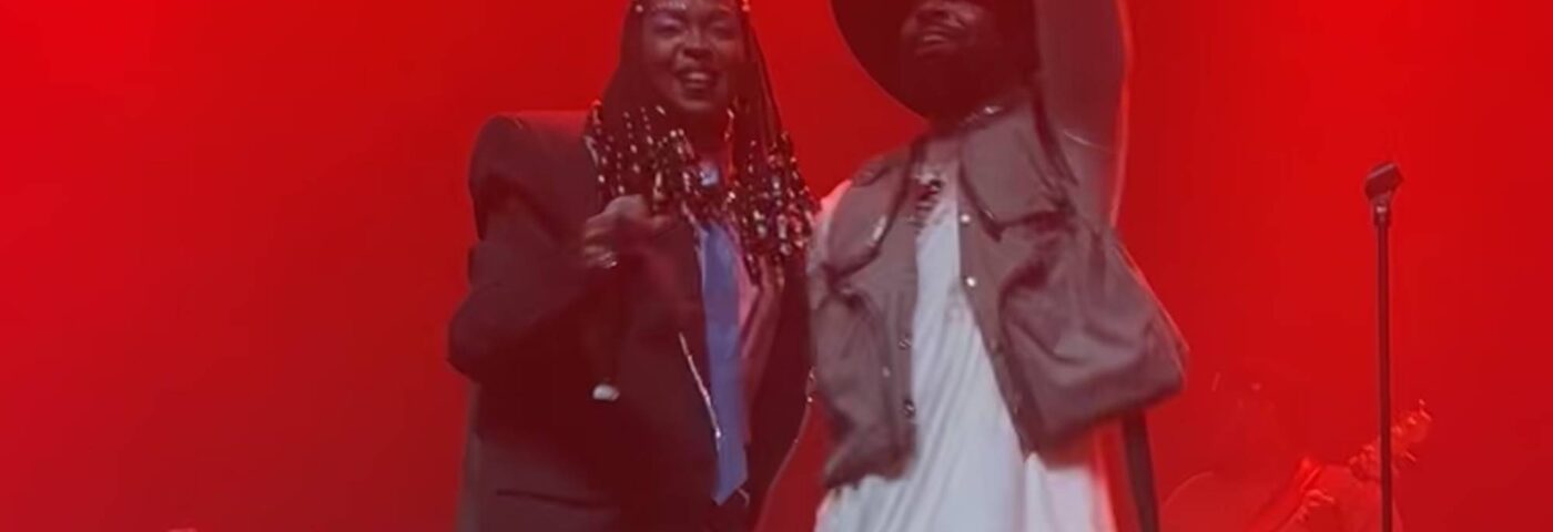 Regardez Mme Lauryn Hill rejoindre Wyclef Jean sur scène à Londres pour effectuer des classiques de Fugees