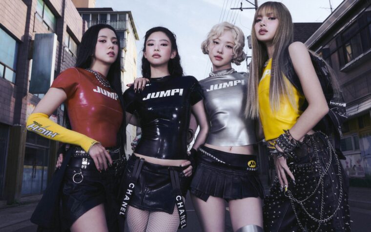 Regardez Rosé faire une photo avec des brindilles FKA avant de jouer «Apt». lors de la première performance de Wembley de Blackpink