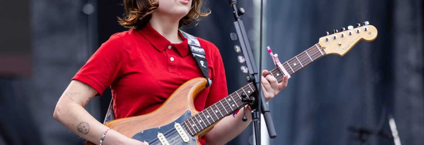 Regardez Snail Mail débuter de nouvelles chansons 'My Maker' et 'Ricochet' à Tour Closer à Seattle Regardez Snail Mail débuter de nouvelles chansons 'My Maker' et 'Ricochet' à Tour Closer à Seattle
