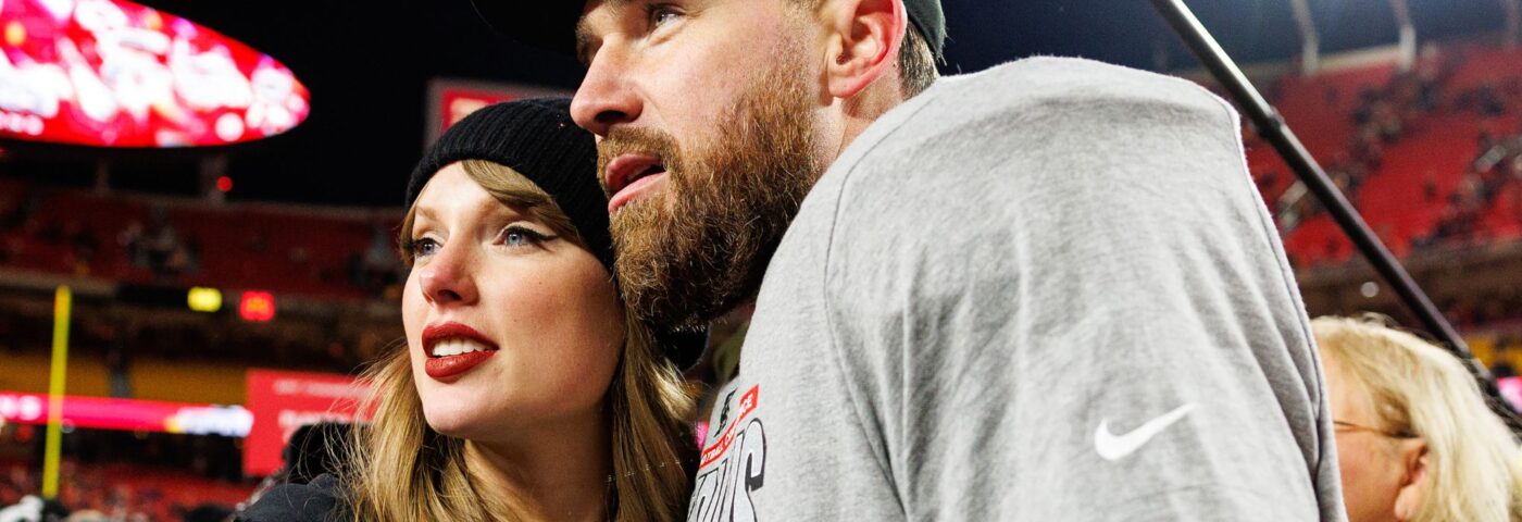 Regardez Taylor Swift se moquer des «fans de sports masculins» sur le clip de podcast «New Heights»