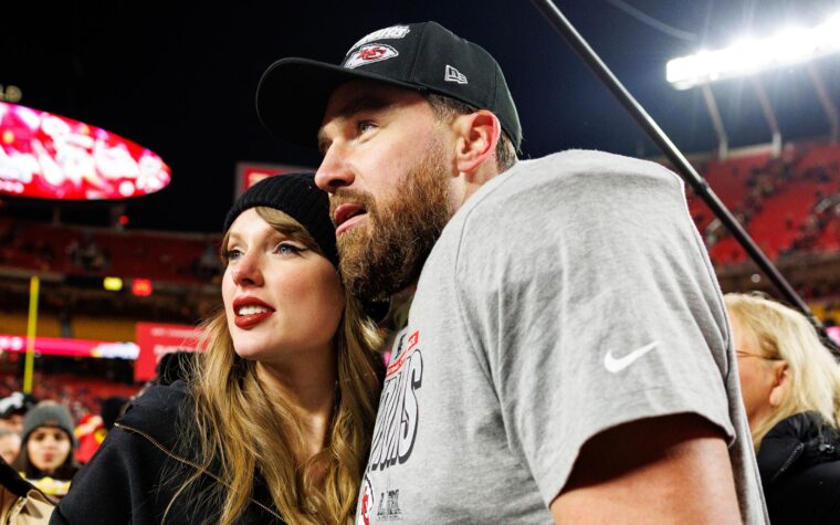 Regardez Taylor Swift se moquer des «fans de sports masculins» sur le clip de podcast «New Heights»