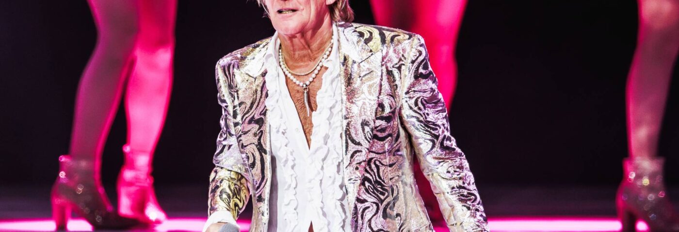 Rod Stewart joue une vidéo AI d'Ozzy Osbourne prenant des selfies avec des légendes de la musique morte dans US Show