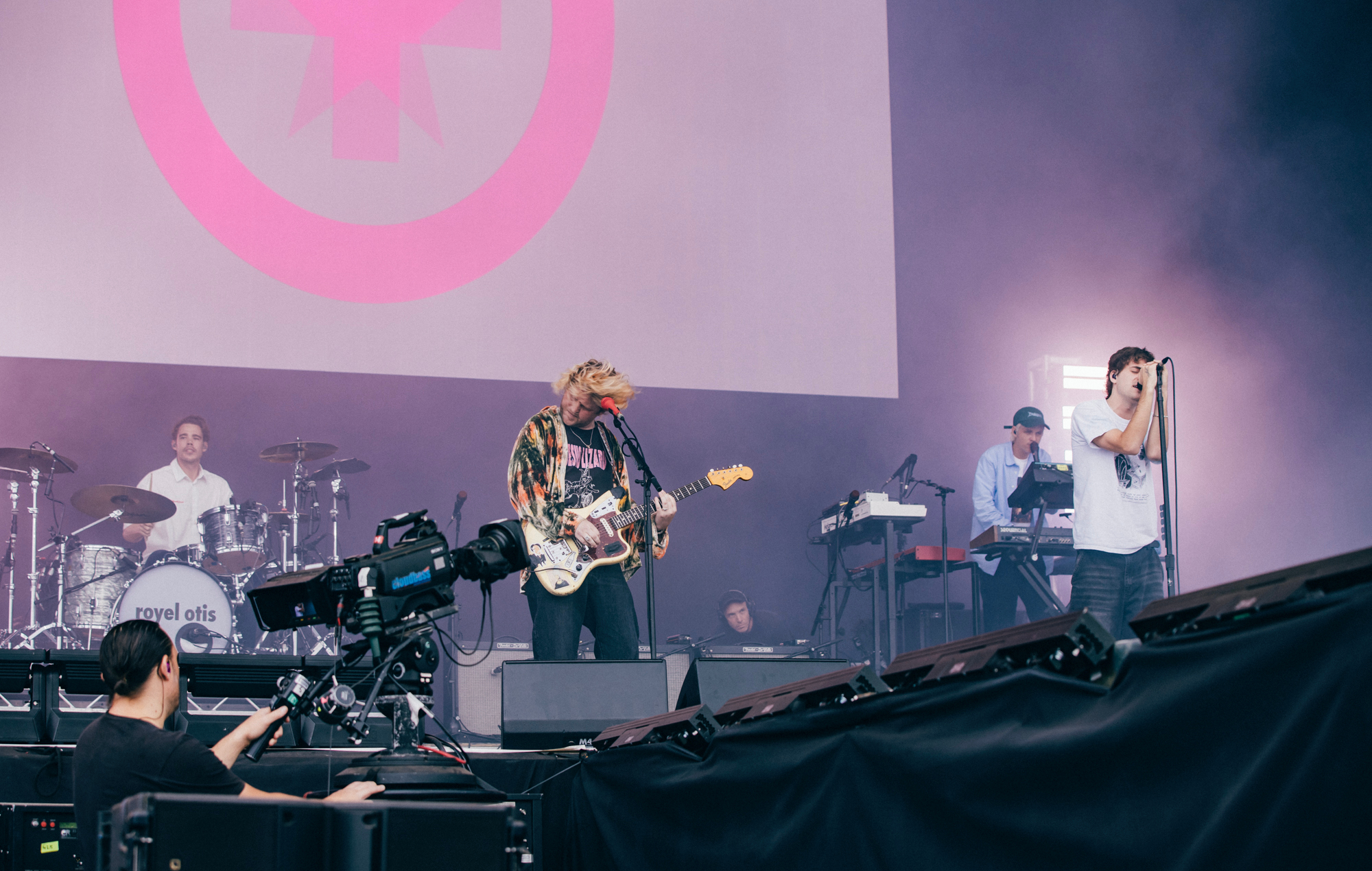 Royel Otis se produisant en direct sur scène à Reading 2025, photo de Derek Bremner pour NME