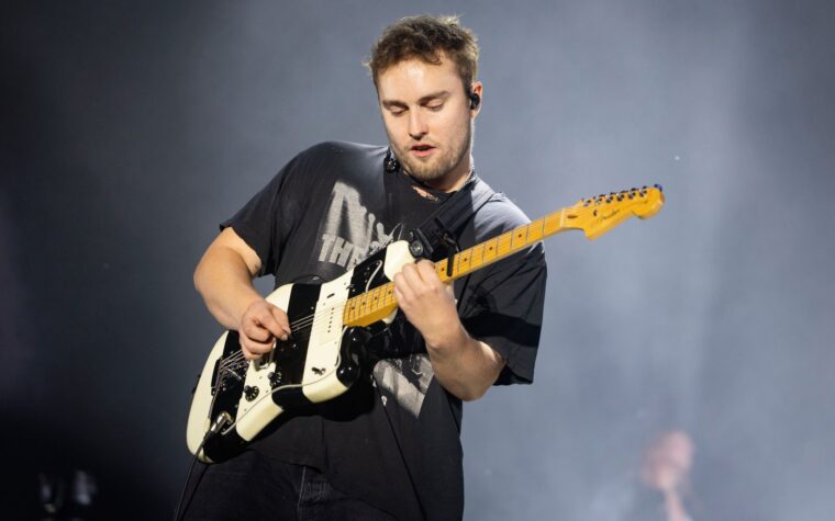 Sam Fender prévoit de "trier ma merde" et "faire un autre album et baiser des tas de nouveaux morceaux l'année prochaine"