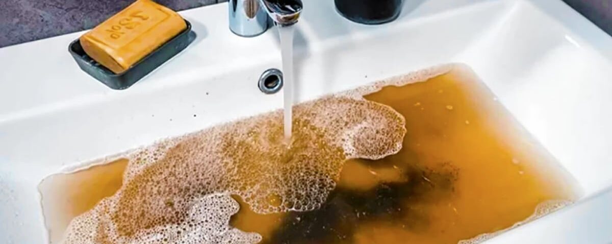 Sans vinaigre ni bicarbonate : l’astuce express pour libérer vos canalisations